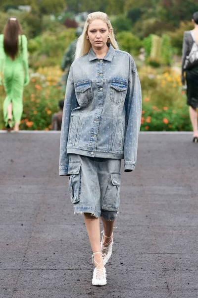 Look 18